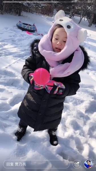 贾乃亮带娃玩雪冻到咳嗽 甜馨经典表情重现