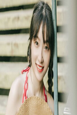 女人步上楼梯时