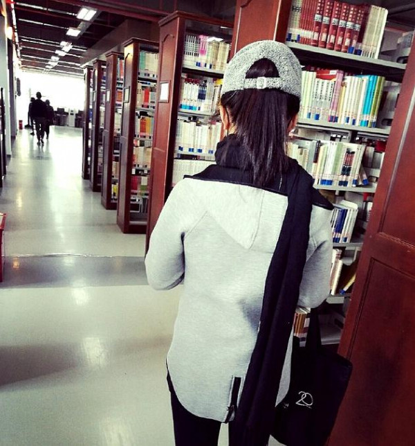 网友图书馆偶遇林妙可 头戴帽子打扮低调