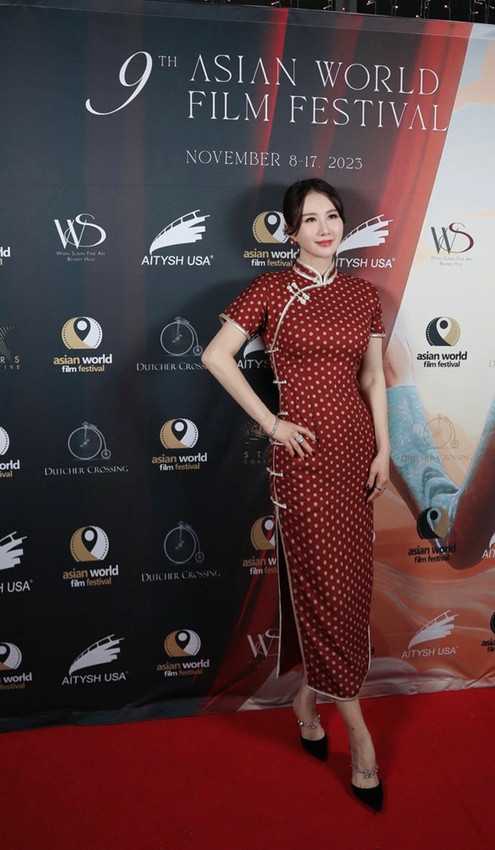 孟瑶亮相第九届亚洲国际电影节开幕红毯复古造型尽显璀璨星芒
