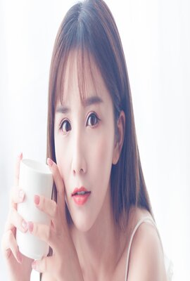 镜中女/Una donna allo specchio